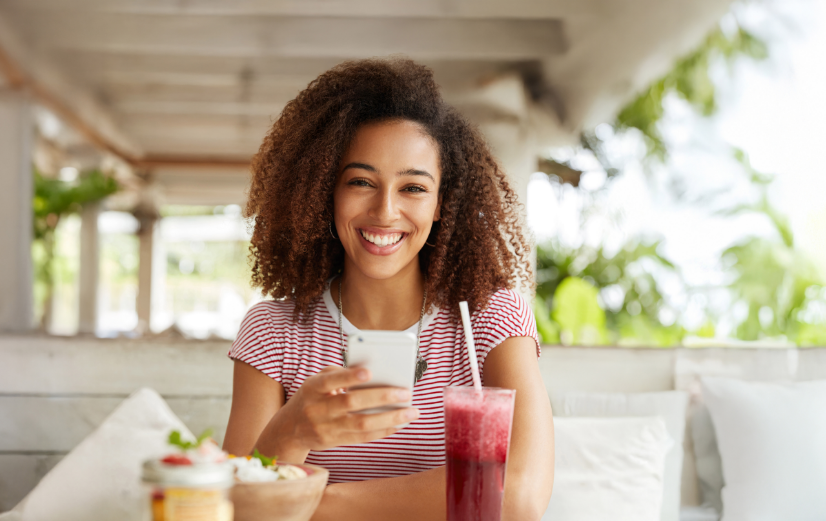 vrouw met smoothie en gezond ontbijt